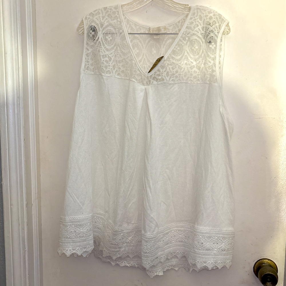 New Weekend SUZANNE BETRO 2x eyelet lace on top and trim in eyelet lace.